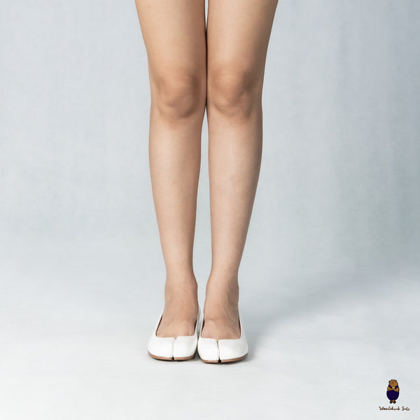 WoodchuckSato Glossy White Patent Leather Tabi 3cm Heel Height Pumps