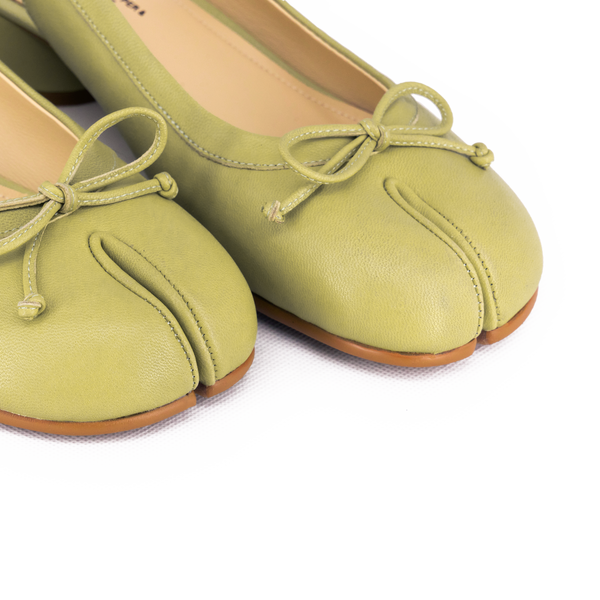 WoodchuckSato Green Sheep Leather Slingback Tabi Bow Pumps with Elastic Band