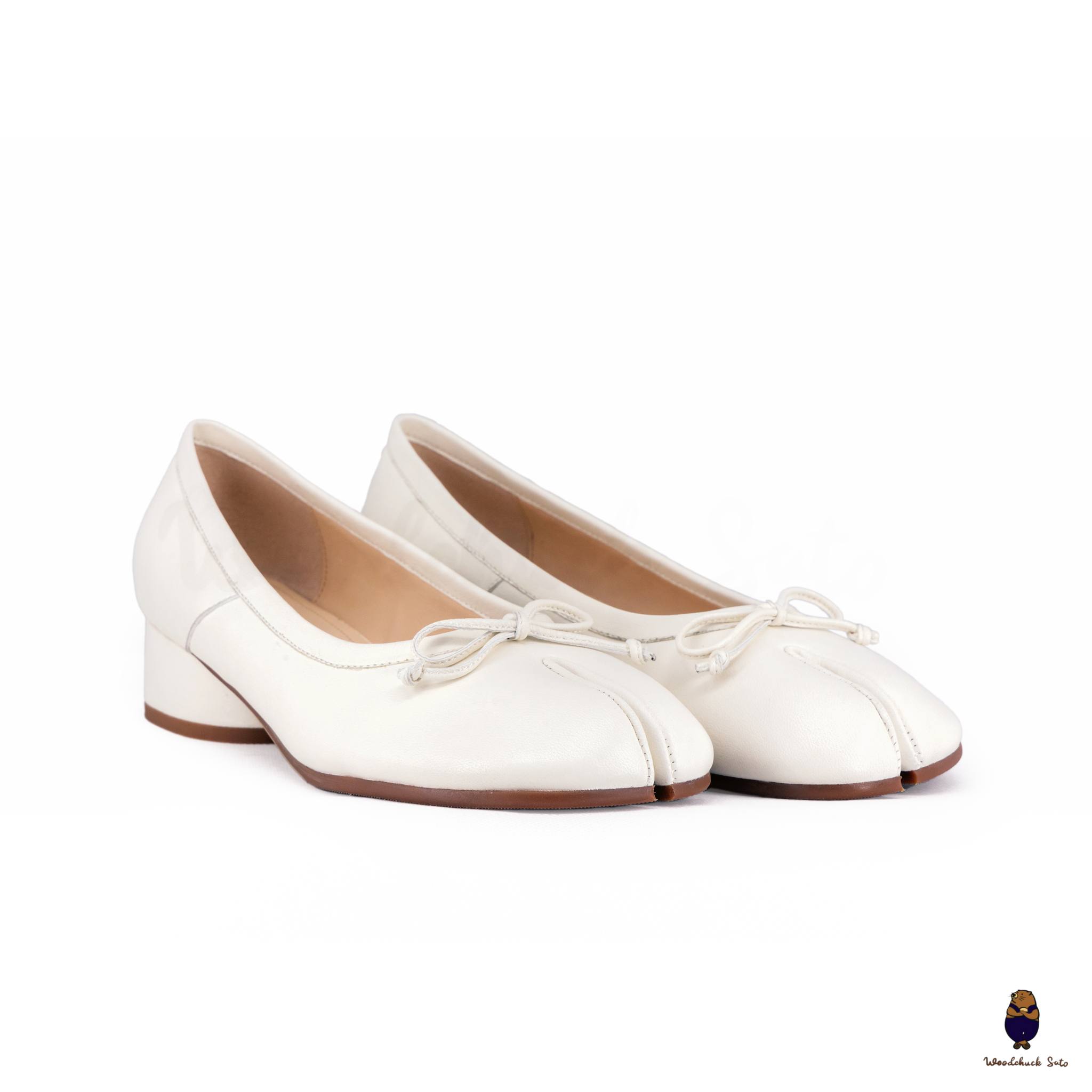 WoodchuckSato White Sheep Leather Tabi 3 cm Heel Pumps with Bow