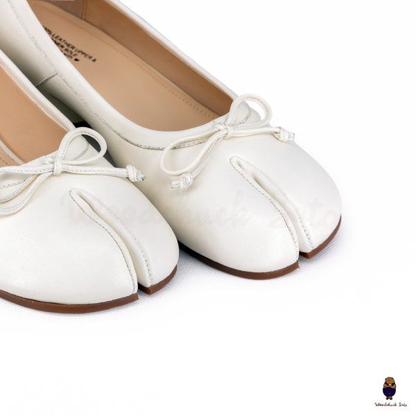 WoodchuckSato White Sheep Leather Tabi 3 cm Heel Pumps with Bow
