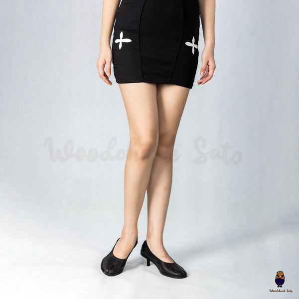 WoodchuckSato Black Leather Tabi Pumps with Elasticized Top 5cm Flared Heel