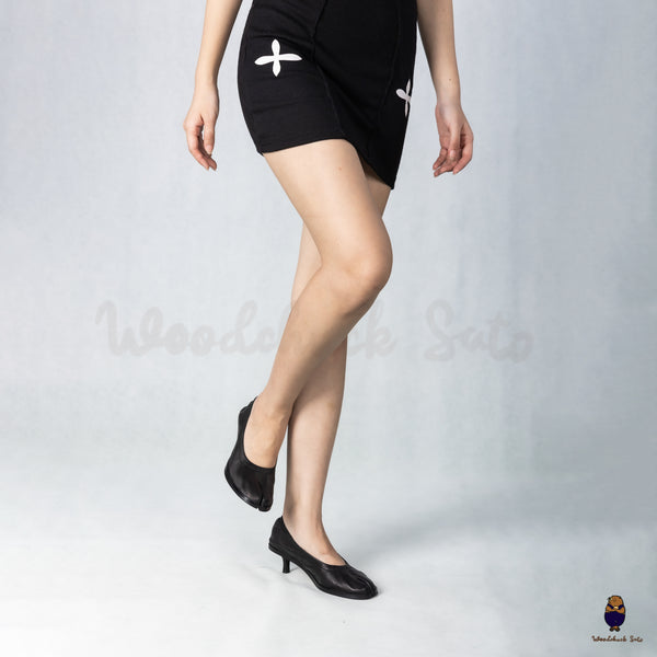 WoodchuckSato Black Leather Tabi Pumps with Elasticized Top 5cm Flared Heel