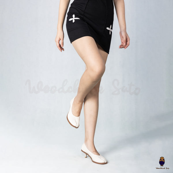 WoodchuckSato White Leather Tabi Pumps with Elasticized Top 5cm Flared Heel