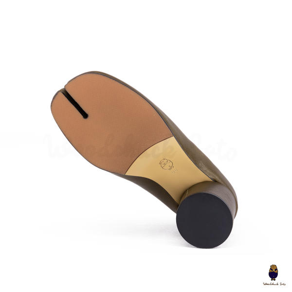 WoodChuckSato Décolleté Mary Jane in pelle Tabi verde oliva con punta divisa con tacco da 8 cm e cinturino alla caviglia con fibbia Taglie EU 35-41