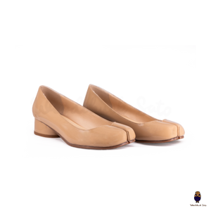 WoodchuckSato Glossy Beige Patent Leather Tabi 3cm Heel Height Pumps