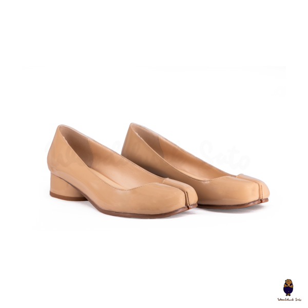 WoodchuckSato Glossy Beige Patent Leather Tabi 3cm Heel Height Pumps