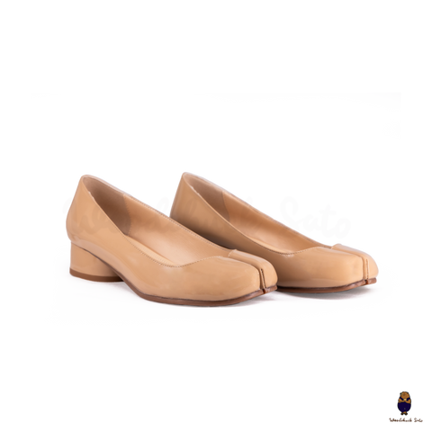 WoodchuckSato Glossy Beige Patent Leather Tabi 3cm Heel Height Pumps