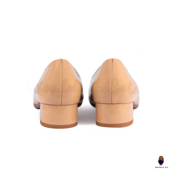 WoodchuckSato Glossy Beige Patent Leather Tabi 3cm Heel Height Pumps
