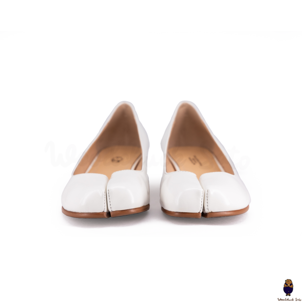 WoodchuckSato Glossy White Patent Leather Tabi 3cm Heel Height Pumps