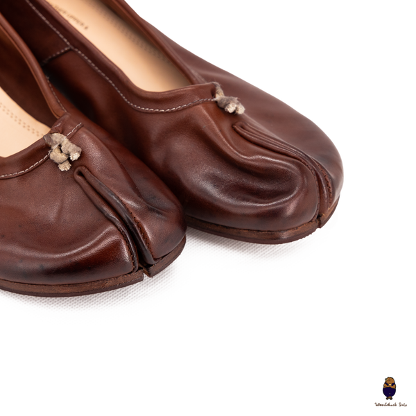Front detail of Vintage Mahogany Brown Horse Leather Tabi Split Toe 3cm Heels