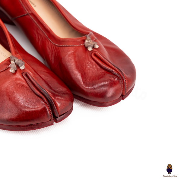 Front view of Vintage Red Horse Leather Tabi Split Toe 3cm Mule Heels