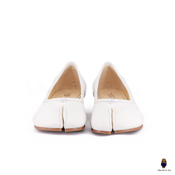 WoodchuckSato White Leather Tabi Pumps with 3cm Heel & Knotted Front Detail