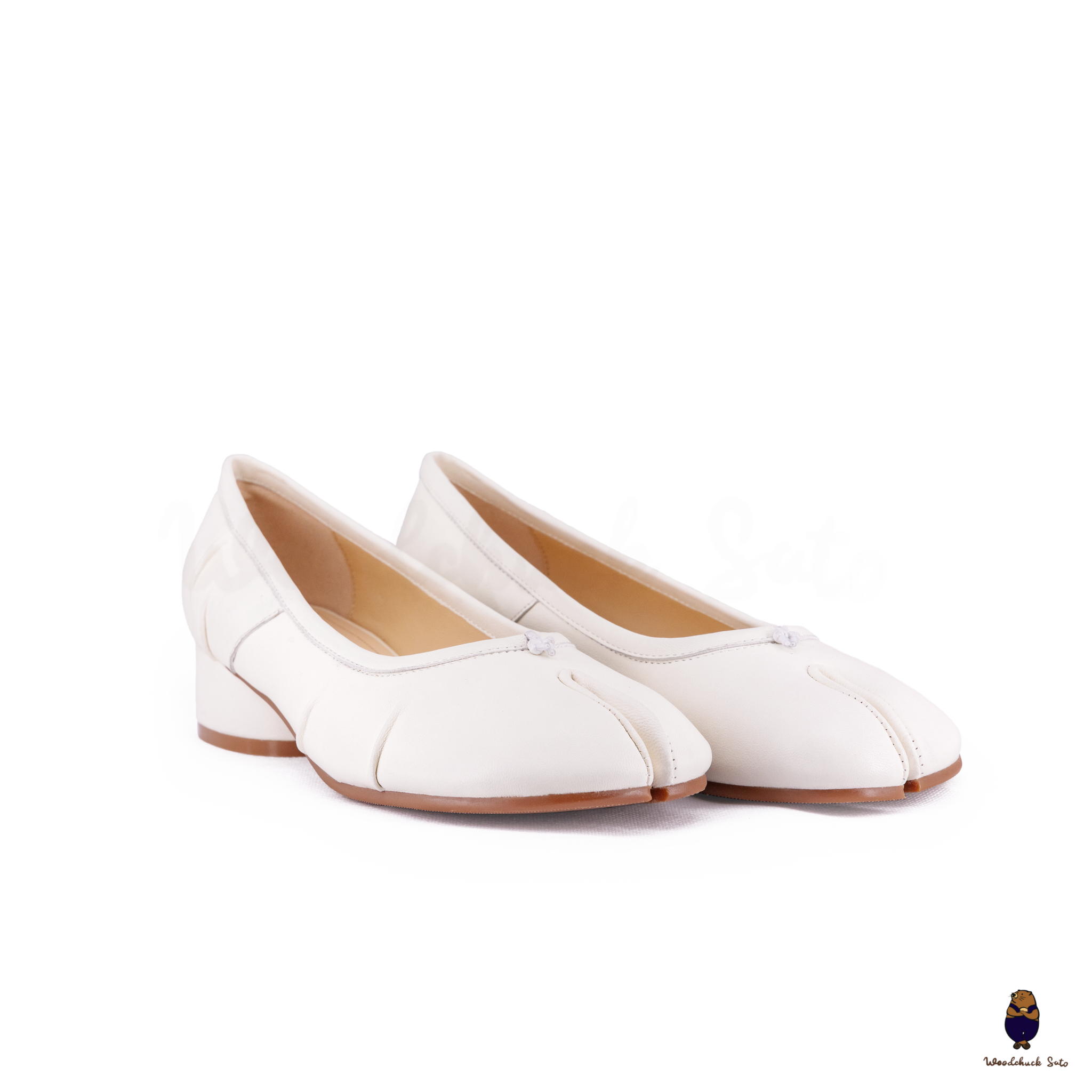 WoodchuckSato White Leather Tabi Pumps with 3cm Heel & Knotted Front Detail