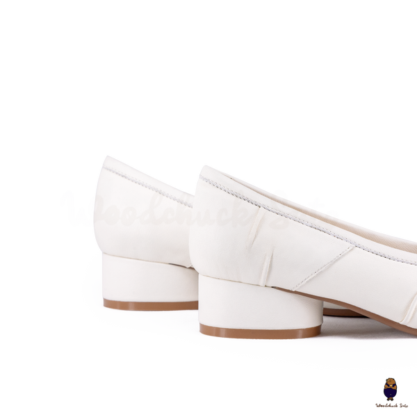 WoodchuckSato White Leather Tabi Pumps with 3cm Heel & Knotted Front Detail
