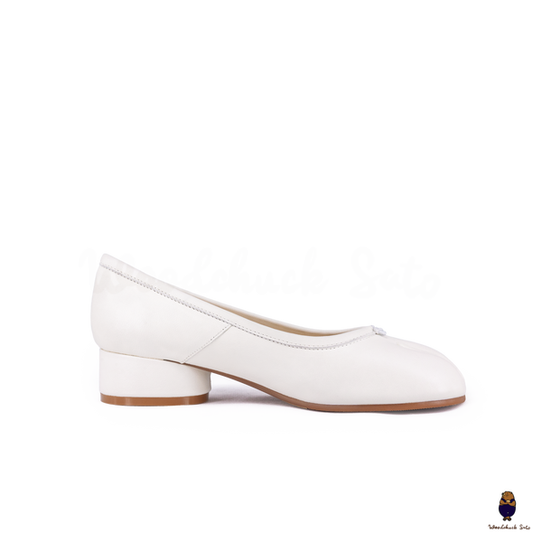 WoodchuckSato White Leather Tabi Pumps with 3cm Heel & Knotted Front Detail