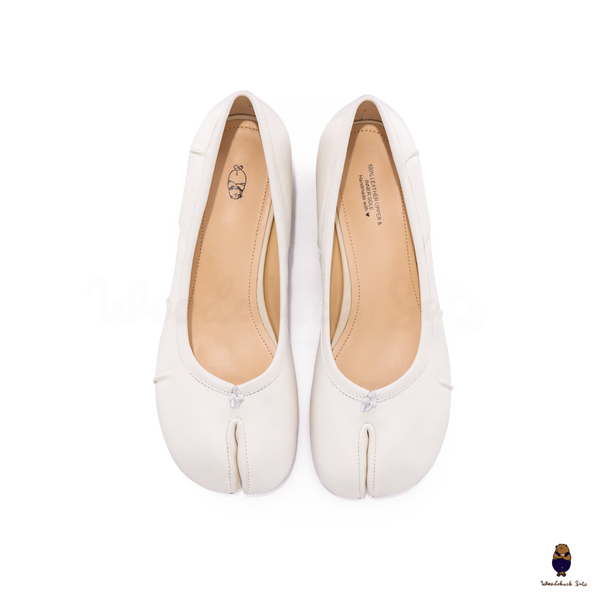 WoodchuckSato White Leather Tabi Pumps with 3cm Heel & Knotted Front Detail