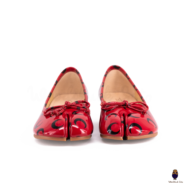 WoodChuckSato Red Patent Leather Tabi Mary Janes with 3cm Heel, Bow & Black Crescent Print