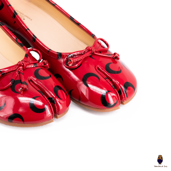 WoodChuckSato Red Patent Leather Tabi Mary Janes with 3cm Heel, Bow & Black Crescent Print