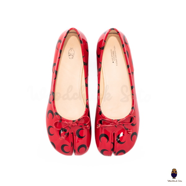 WoodChuckSato Red Patent Leather Tabi Mary Janes with 3cm Heel, Bow & Black Crescent Print