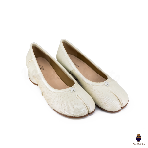 WoodChuckSato Lvory Tabi Split-Toe Knife-Cut Cowhide Mary Jane Shoes with 3cm Heel & Ruched Detailing