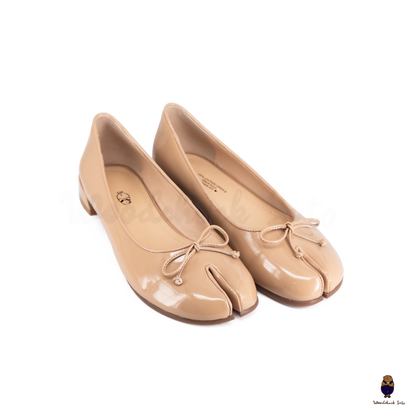 【WOOHWA】BALLET STRAP HOOD T WoodchuckSato Nude Patent Leather Tabi Ballet Flats with Bow