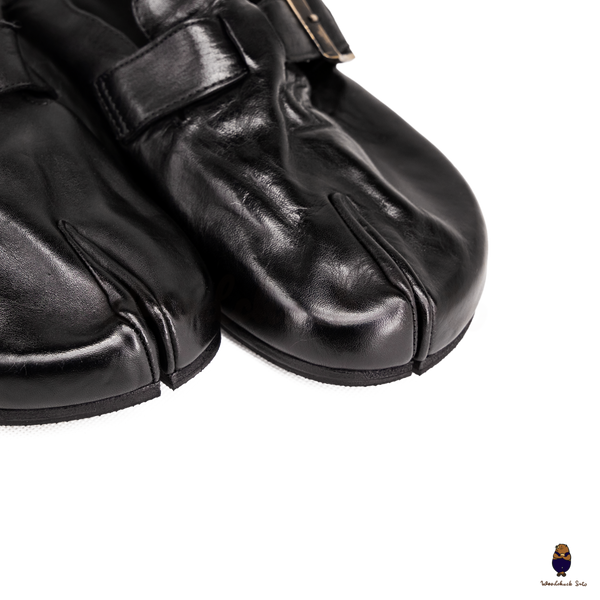 WoodchuckSato Black Horse Leather Tabi Split-Toe Buckle Sandals