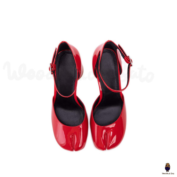 WoodChuckSato Décolleté Tabi in pelle con punta divisa rosso brillante dal design cavo con tacco da 8 cm e cinturino alla caviglia regolabile, taglie EU 35-41