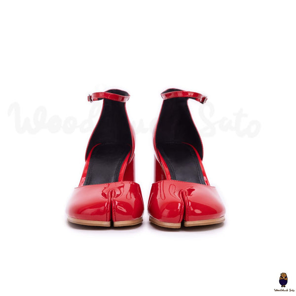 WoodChuckSato Décolleté Tabi in pelle con punta divisa rosso brillante dal design cavo con tacco da 8 cm e cinturino alla caviglia regolabile, taglie EU 35-41