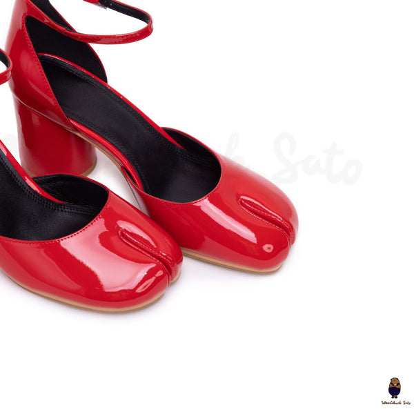 WoodChuckSato Décolleté Tabi in pelle con punta divisa rosso brillante dal design cavo con tacco da 8 cm e cinturino alla caviglia regolabile, taglie EU 35-41