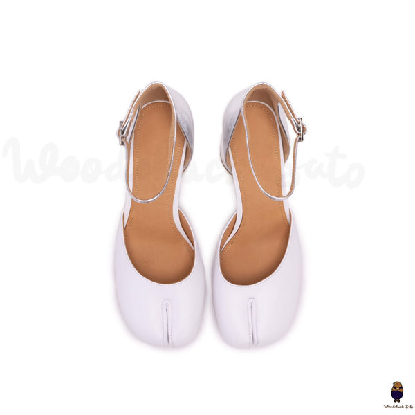 Zapatos de tacón WoodChuckSato blancos con detalles plateados Tabi de cuero con punta dividida y diseño hueco con tacón de 8 cm y correa ajustable en el tobillo Tallas EU 35-41