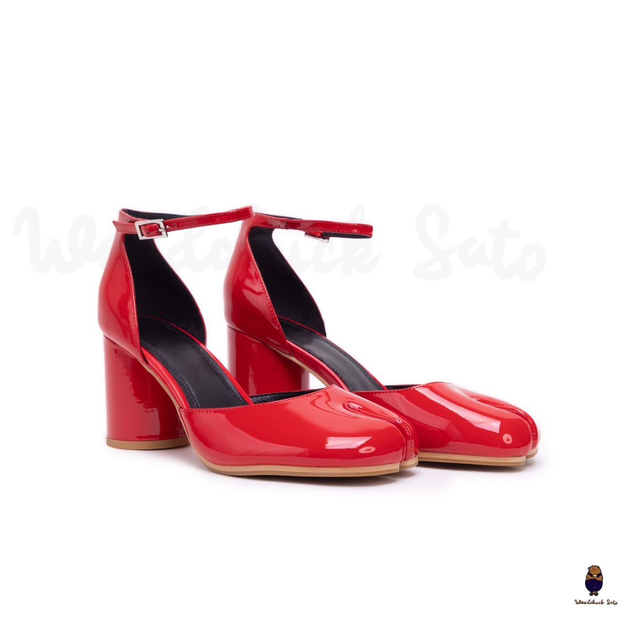 WoodChuckSato Décolleté Tabi in pelle con punta divisa rosso brillante dal design cavo con tacco da 8 cm e cinturino alla caviglia regolabile, taglie EU 35-41