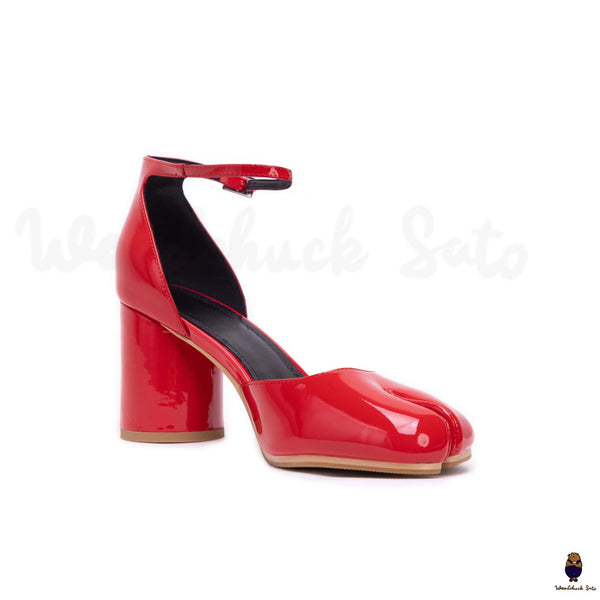 WoodChuckSato Décolleté Tabi in pelle con punta divisa rosso brillante dal design cavo con tacco da 8 cm e cinturino alla caviglia regolabile, taglie EU 35-41