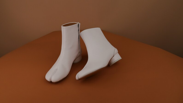 Unisex leather Tabi split-toe boots with 3cm heel heigh